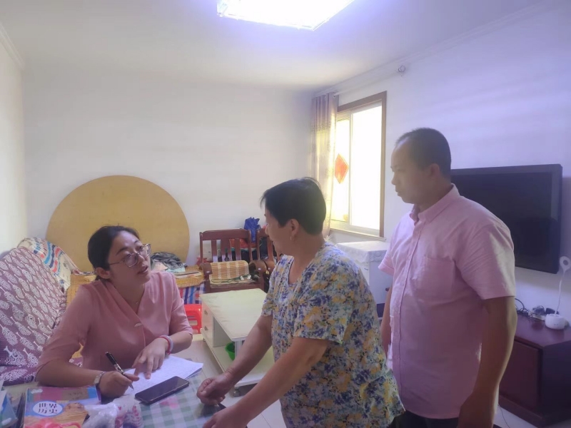 图:许娟(左一)走访群众.jpg 图:许娟(左一)走访群众.jpg